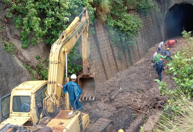 NÓNG: Sạt lở hầm ở đèo Cả, đường sắt tê liệt - Ảnh 1.