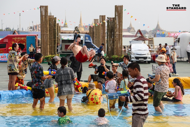 Lễ hội Songkran 2024: Dòng người ùn ùn đổ ra đường, Thái Lan chính thức khởi động 7 ngày nguy hiểm - Ảnh 2.