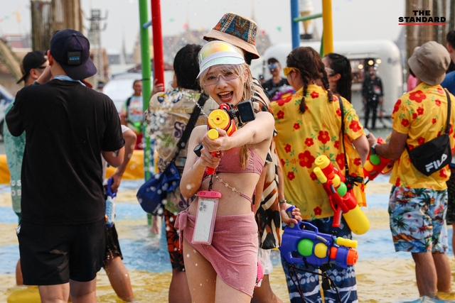 Lễ hội Songkran 2024: Dòng người ùn ùn đổ ra đường, Thái Lan chính thức khởi động 7 ngày nguy hiểm - Ảnh 1.