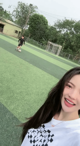 Sau tuần trăng mật, Quang Hải đưa Chu Thanh Huyền ra sân bóng làm một điều mà vợ bầu phải khen nức nở - Ảnh 2.