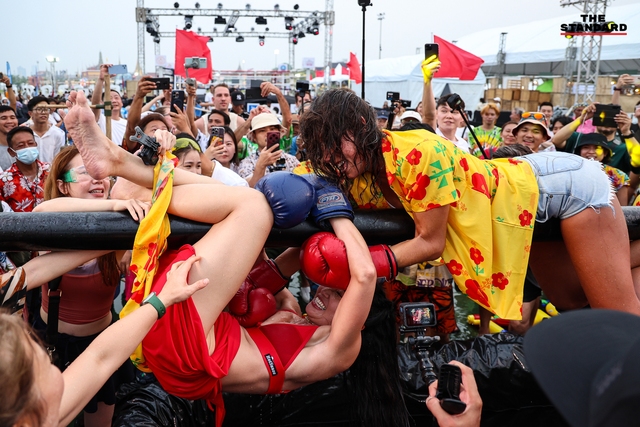 Lễ hội Songkran 2024: Dòng người ùn ùn đổ ra đường, Thái Lan chính thức khởi động 7 ngày nguy hiểm - Ảnh 10.