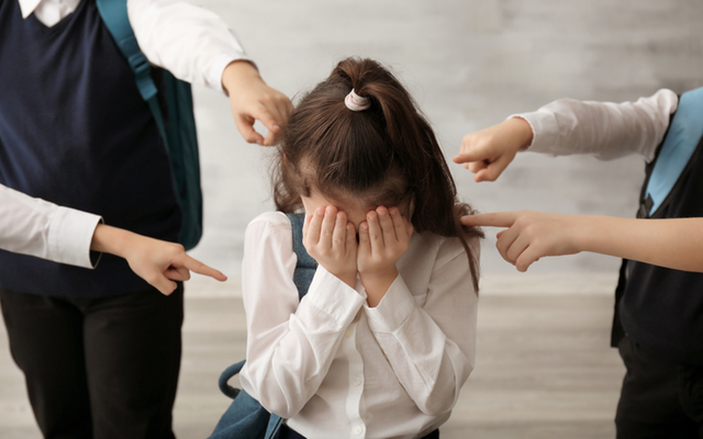 Cháu gái đi học bị bạn bè bắt nạt, giáo sư tâm lý học khuyên đối phó bằng 1 hành động: Gia đình nào cũng nên học hỏi - Ảnh 1.