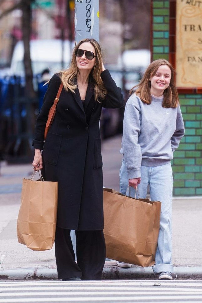 Con gái út của Angelina Jolie mặc đồ công nhân - Ảnh 7.