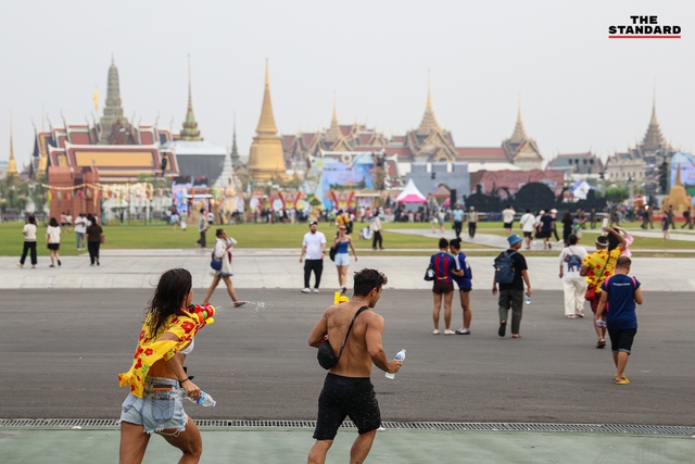 Lễ hội Songkran 2024: Dòng người ùn ùn đổ ra đường, Thái Lan chính thức khởi động 7 ngày nguy hiểm - Ảnh 6.