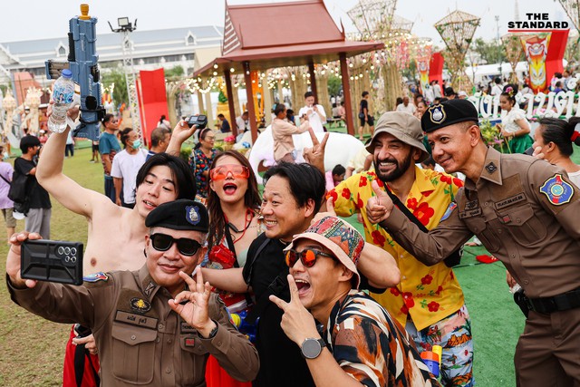 Lễ hội Songkran 2024: Dòng người ùn ùn đổ ra đường, Thái Lan chính thức khởi động 7 ngày nguy hiểm - Ảnh 5.