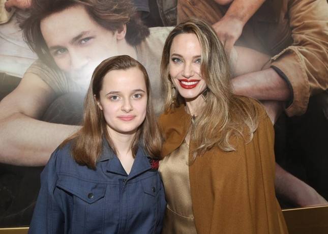 Con gái út của Angelina Jolie mặc đồ công nhân - Ảnh 1.
