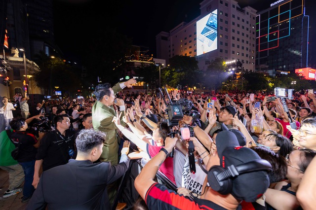 Nam ca sĩ khóc nhiều nhất Việt Nam tổ chức showcase hoành tráng, chiêu đãi fan loạt hit một thời - Ảnh 5.