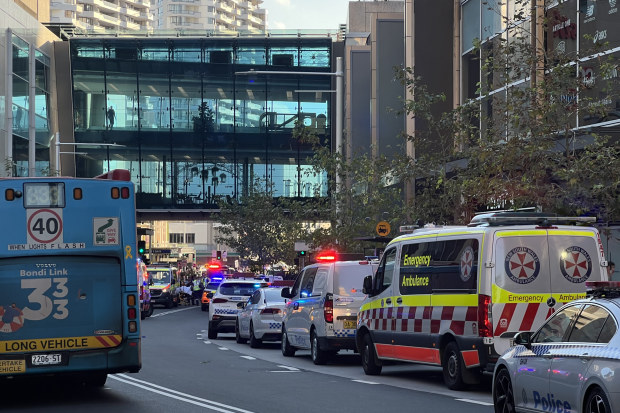 Đâm dao chết người tại trung tâm mua sắm Úc: Hàng trăm người tháo chạy khỏi kẻ tấn công, hiện trường gây ám ảnh - Ảnh 9.