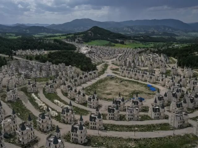 Bên trong thị trấn ma sang chảnh bậc nhất thế giới: Hơn 500 căn biệt thự sang trọng bị bỏ hoang hé lộ những vết tích u ám ở nền kinh tế liên lục địa - Ảnh 2.