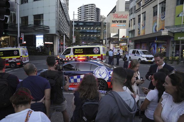 Đâm dao chết người tại trung tâm mua sắm Úc: Hàng trăm người tháo chạy khỏi kẻ tấn công, hiện trường gây ám ảnh - Ảnh 8.