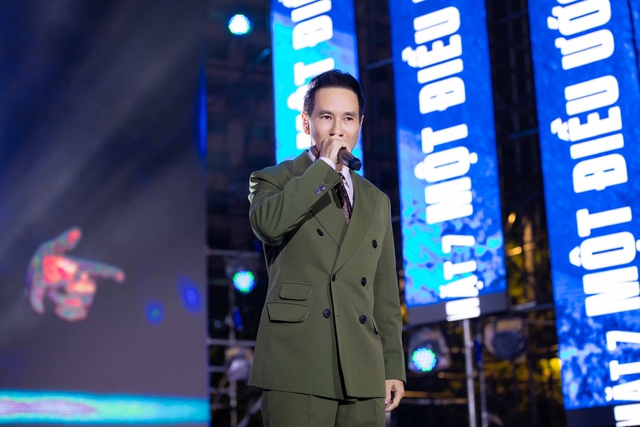 Nam ca sĩ khóc nhiều nhất Việt Nam tổ chức showcase hoành tráng, chiêu đãi fan loạt hit một thời - Ảnh 1.