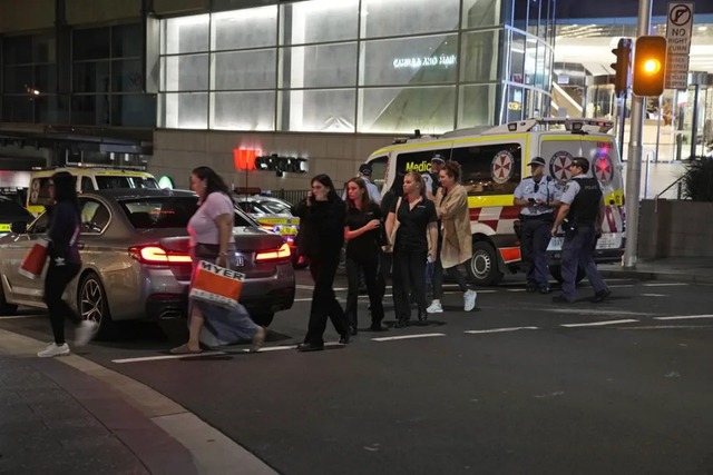 Đâm dao chết người tại trung tâm mua sắm Úc: Hàng trăm người tháo chạy khỏi kẻ tấn công, hiện trường gây ám ảnh - Ảnh 6.