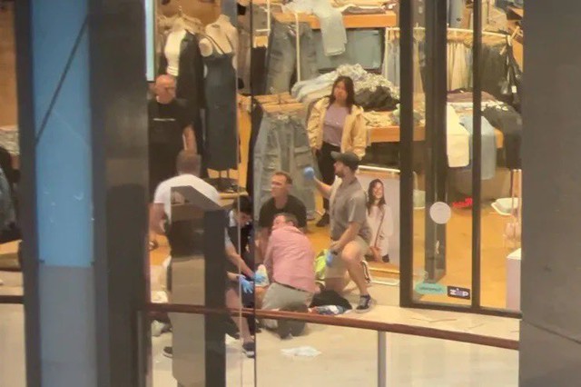 Đâm dao chết người tại trung tâm mua sắm Úc: Hàng trăm người tháo chạy khỏi kẻ tấn công, hiện trường gây ám ảnh - Ảnh 4.