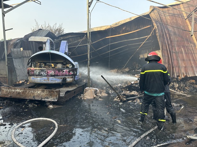 Hình ảnh hoang tàn sau đám cháy tại một công ty bao bì ở Bình Dương - Ảnh 4.