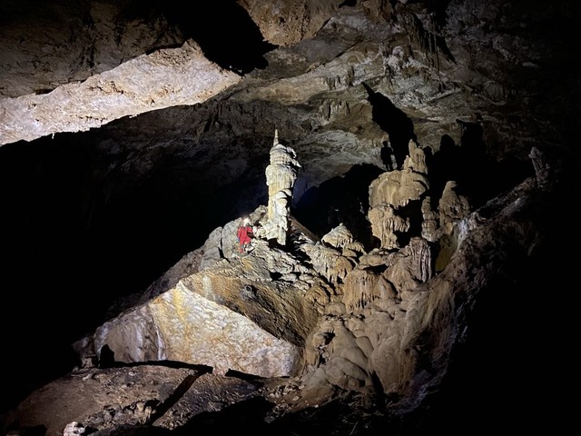Quảng Bình phát hiện 25 hang động mới đẹp lung linh, huyền ảo - Ảnh 1.