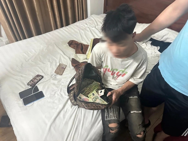 Vào đám ma lấy trộm hòm phúng viếng - Ảnh 1.