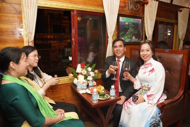 Khai trương đoàn tàu du lịch hành trình đêm Đà Lạt - Ảnh 4.