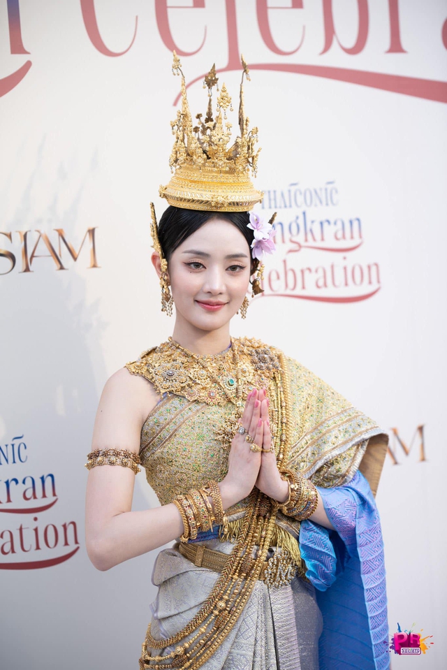Nữ idol gây sốt với tạo hình công chúa Thái Lan ở lễ hội té nước Songkran, hóa ra là bạn thân Lisa! - Ảnh 3.