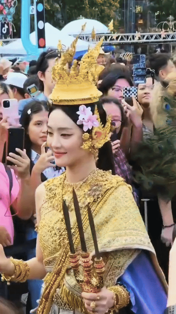 Nữ idol gây sốt với tạo hình công chúa Thái Lan ở lễ hội té nước Songkran, hóa ra là bạn thân Lisa! - Ảnh 2.