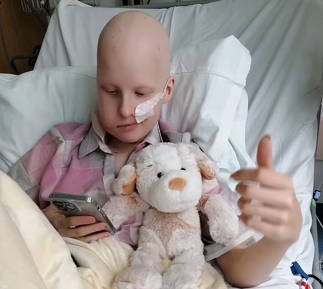 Cô gái mắc ung thư ở tuổi 13, nhắn nhủ 1 dấu hiệu nhất định không được bỏ qua - Ảnh 2.