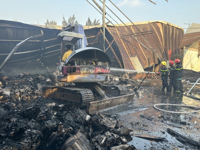 Hình ảnh hoang tàn sau đám cháy tại một công ty bao bì ở Bình Dương - Ảnh 2.
