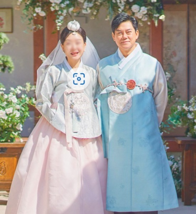 Bố Kim Soo Hyun bất ngờ tổ chức đám cưới với vợ mới ở tuổi 64, thái độ của nam tài tử gây xôn xao dư luận - Ảnh 2.