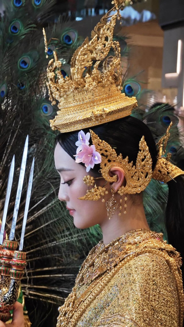 Nữ idol gây sốt với tạo hình công chúa Thái Lan ở lễ hội té nước Songkran, hóa ra là bạn thân Lisa! - Ảnh 6.