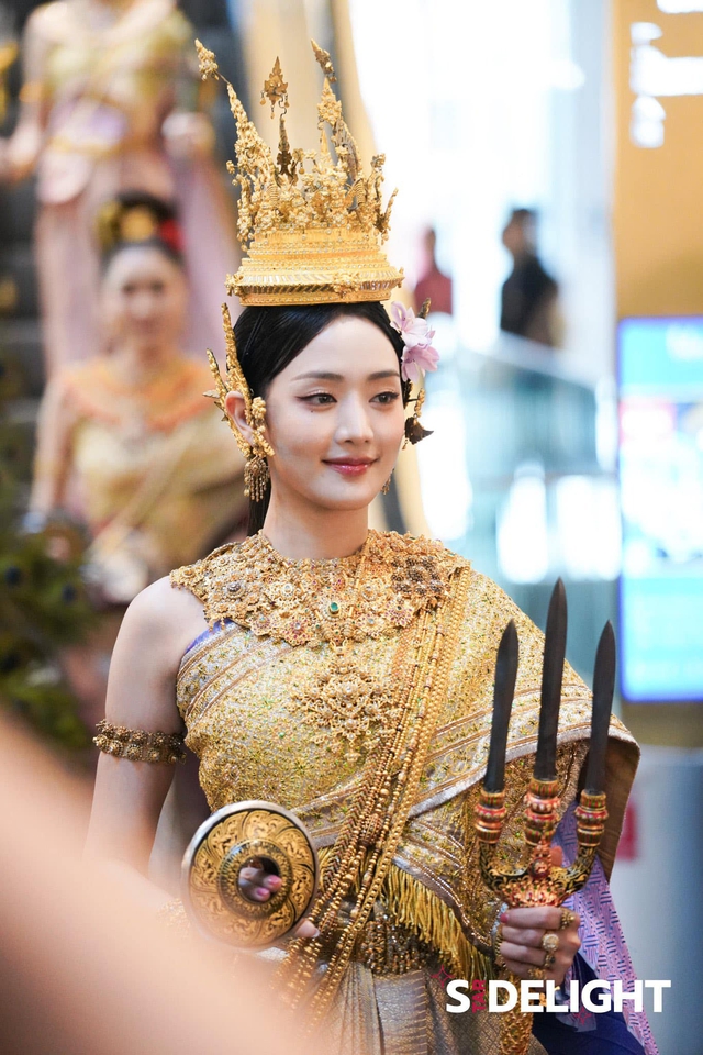 Nữ idol gây sốt với tạo hình công chúa Thái Lan ở lễ hội té nước Songkran, hóa ra là bạn thân Lisa! - Ảnh 5.
