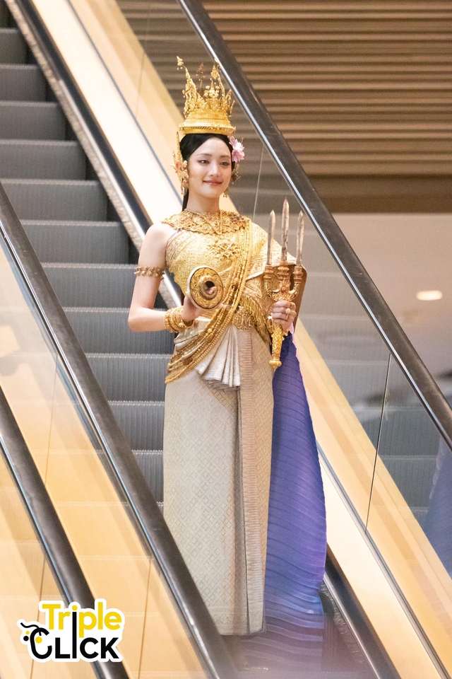 Nữ idol gây sốt với tạo hình công chúa Thái Lan ở lễ hội té nước Songkran, hóa ra là bạn thân Lisa! - Ảnh 4.