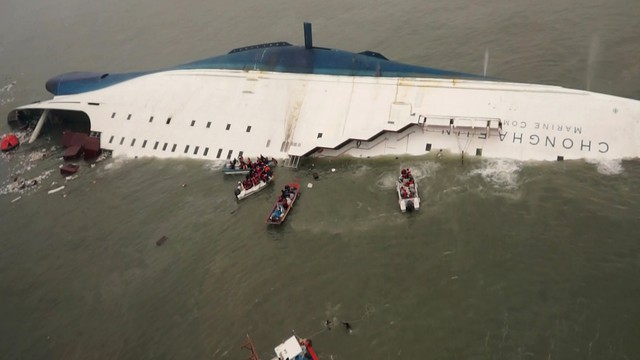 Tròn 10 năm thảm kịch chìm phà Sewol khiến 304 người chết: Xót xa trước tình cảnh của người sống sót - Ảnh 1.