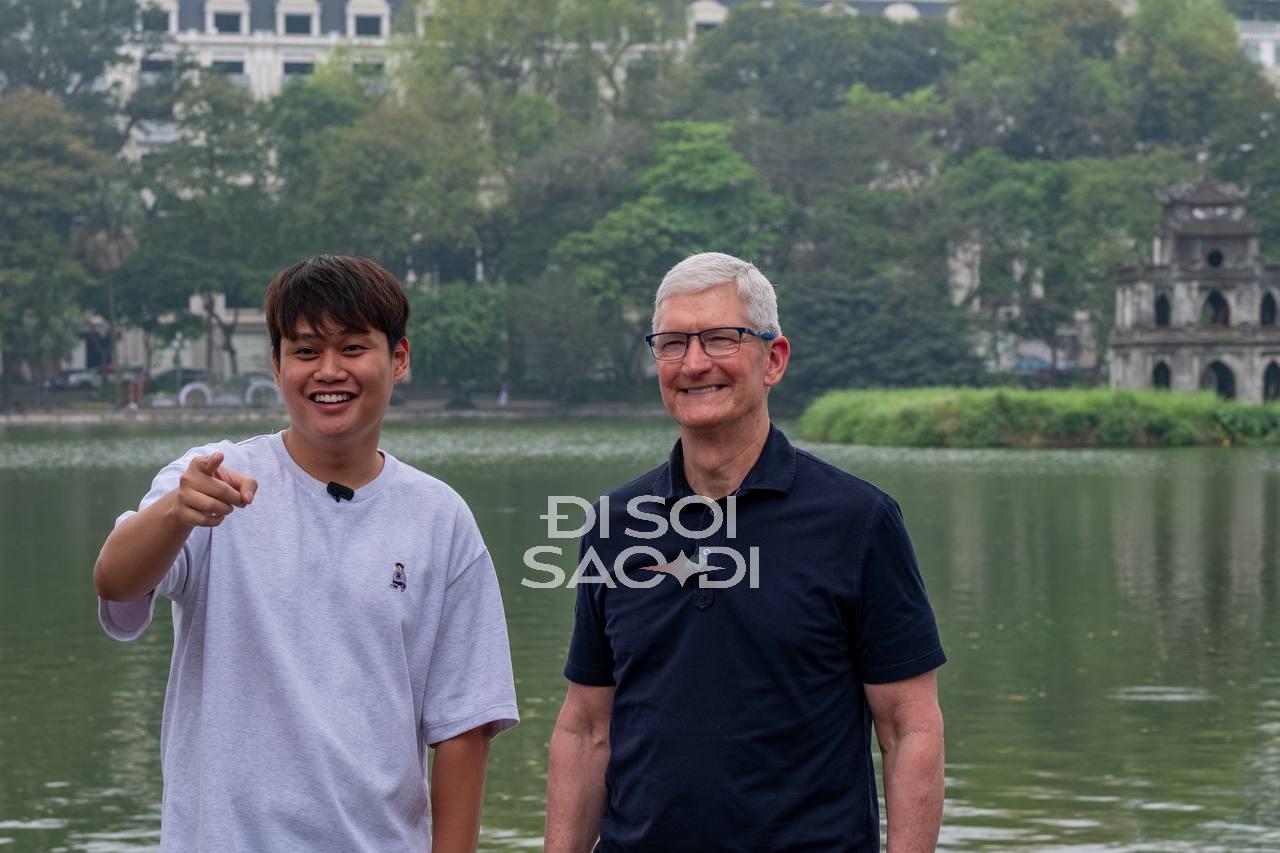 Chùm ảnh, clip nét căng: CEO Apple Tim Cook đi dạo Hồ Gươm, cười tươi rói và trò chuyện cực thân thiết với Duy Thẩm - Ảnh 3.