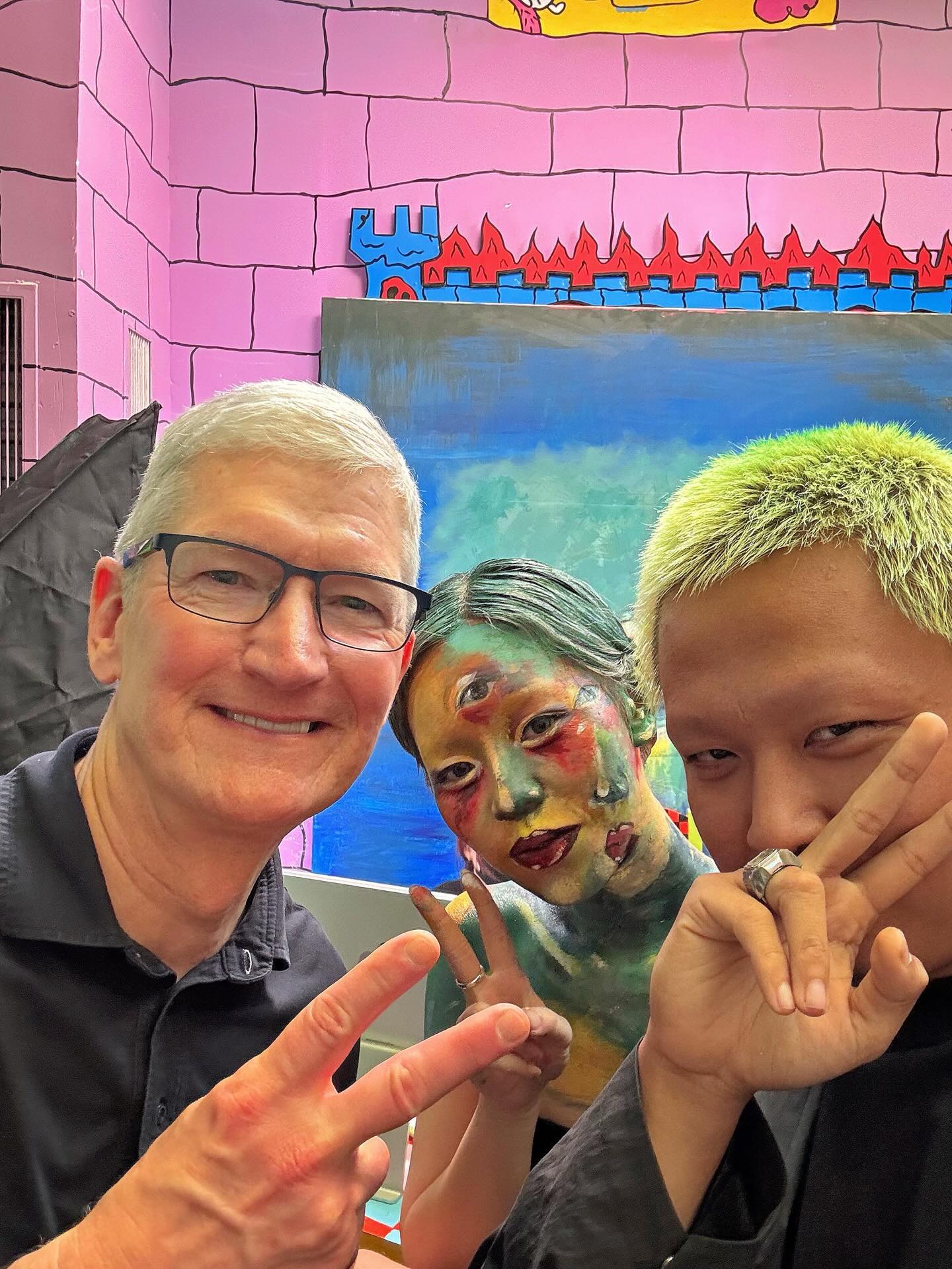 Clip lịch trình kín mít của Tim Cook ở Việt Nam: Uống cafe trứng, cắn hạt hướng dương, dạo vài vòng Hồ Gươm, gặp từ Diva Mỹ Linh - Mỹ Anh đến Suboi, Phương Vũ, Duy Thẩm - Ảnh 9.