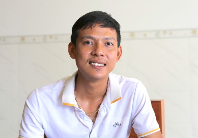Lật thúng câu mực, chàng trai bơi suốt 38 giờ trên biển - Ảnh 2.