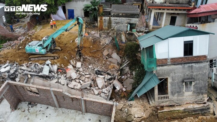 Bắc Ninh tháo dỡ 10 căn nhà sụt lún ven sông Cầu - Ảnh 2.