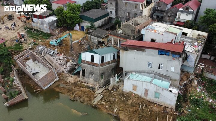 Bắc Ninh tháo dỡ 10 căn nhà sụt lún ven sông Cầu - Ảnh 1.