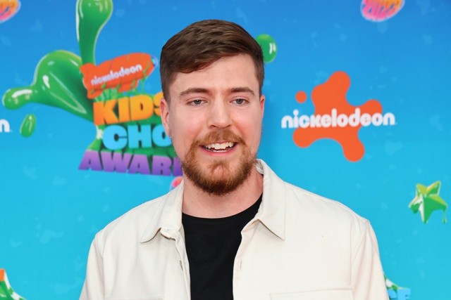 Lật mặt YouTuber MrBeast: Lấy tiền giả l&agrave;m video, lợi dụng người k&eacute;m may mắn, th&aacute;i độ trước v&agrave; sau m&aacute;y quay g&acirc;y sốc - Ảnh 1.