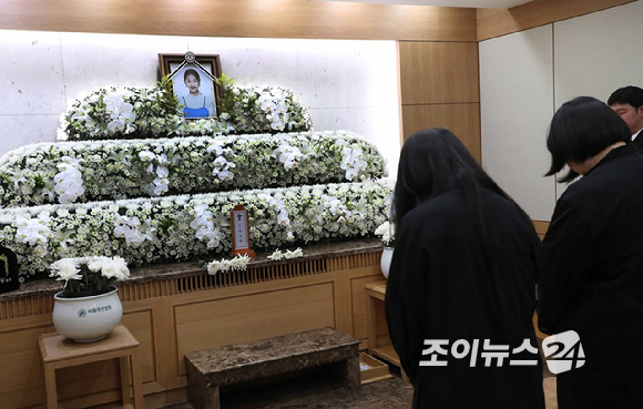 Lễ tang nữ ca sĩ Park Bo Ram: Nụ cười rạng rỡ tuổi 30 trên di ảnh khiến khán giả xót xa - Ảnh 7.