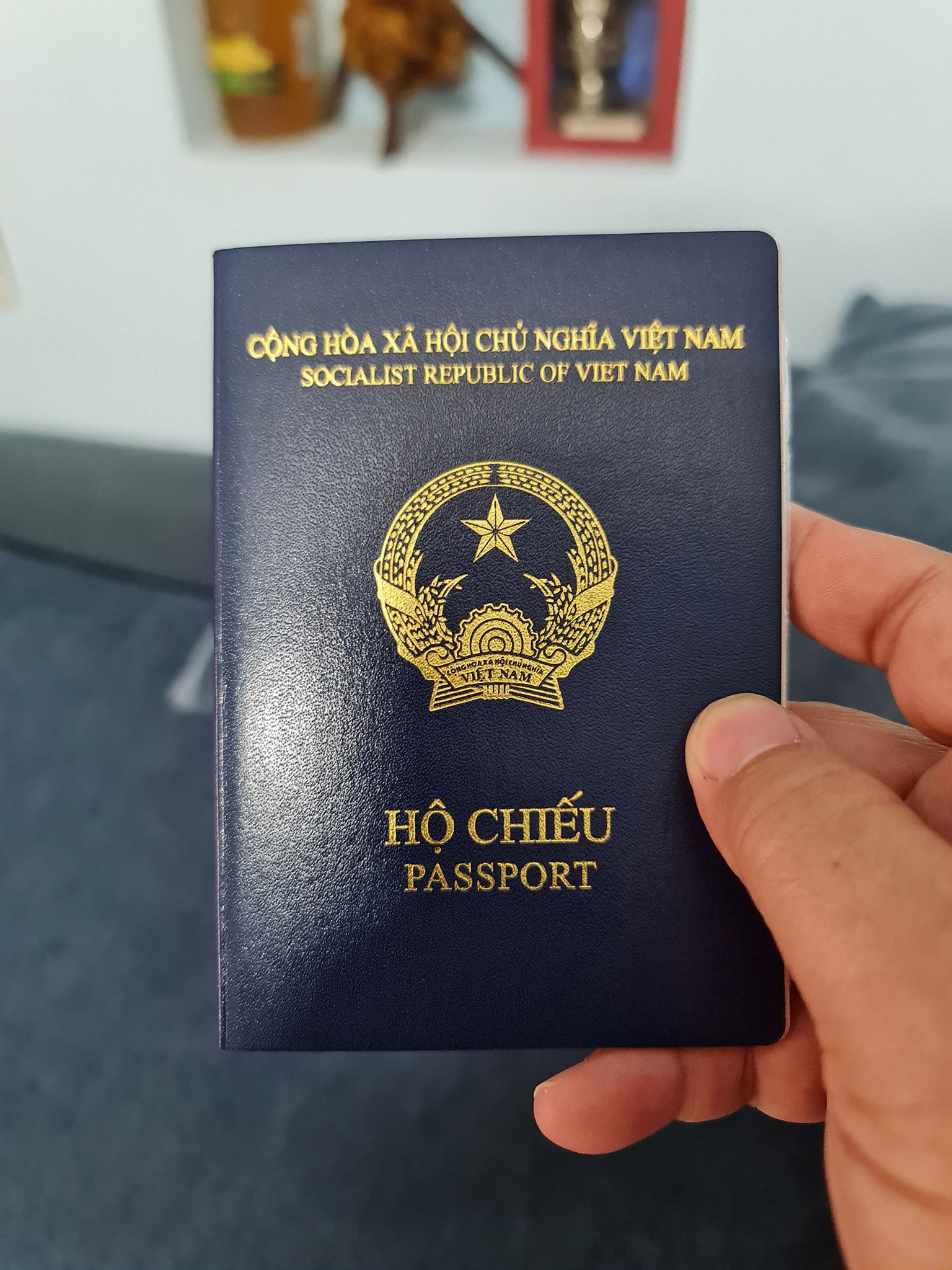 Hộ chiếu gắn chip có gì khác hộ chiếu thường, "xịn xò" ra sao mà ai cũng  nên làm mới?