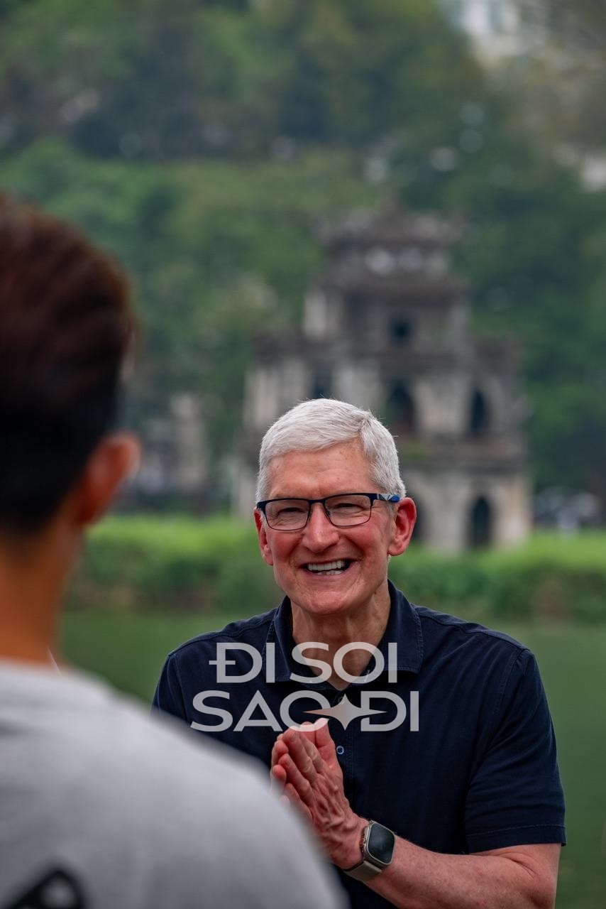 Chùm ảnh, clip nét căng: CEO Apple Tim Cook đi dạo Hồ Gươm, cười tươi rói và trò chuyện cực thân thiết với Duy Thẩm - Ảnh 4.