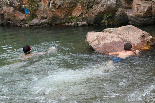 Đi tắm sông với bố, bé trai 6 tuổi bị cuốn chân vào hang động lạ: Cổ vật 2.500 năm được tìm thấy, chính quyền cấm túc cả gia đình - Ảnh 1.