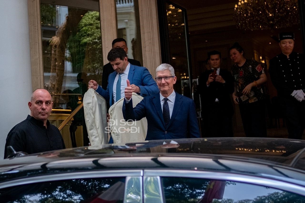 Cập nhật ngày 2 của CEO Tim Cook tại Việt Nam: Vừa về khách sạn 5 sao đã thay vest lịch lãm, phong thái CEO ngời ngời di chuyển cho hoạt động tiếp theo - Ảnh 13.