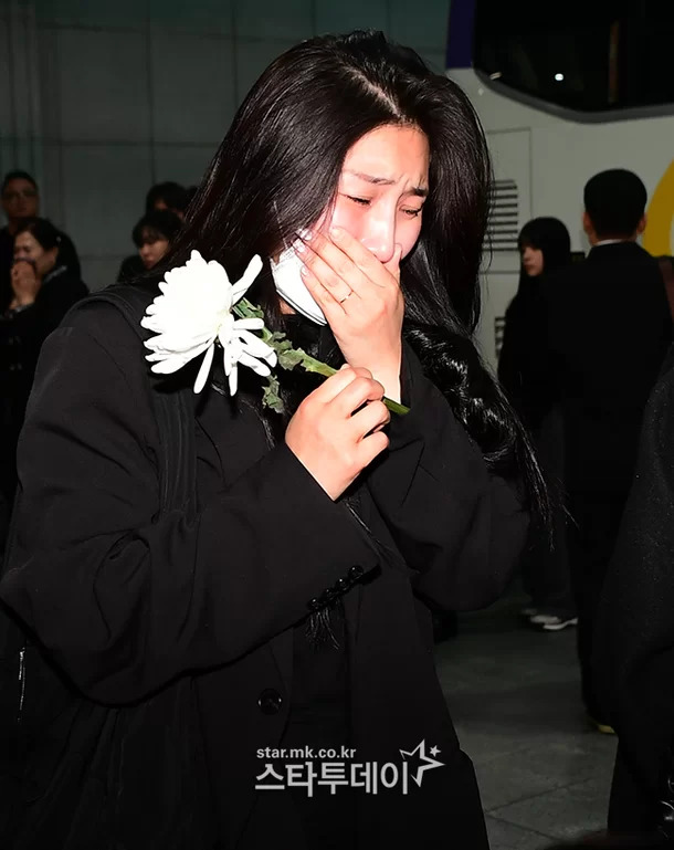 Lễ đưa tang Park Bo Ram: Mỹ nhân Kara gục khóc xót xa, nam ca sĩ Winner cùng dàn sao nghẹn ngào tiễn biệt - Ảnh 11.