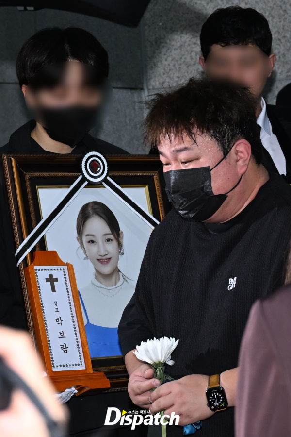 Lễ đưa tang Park Bo Ram: Mỹ nhân Kara gục khóc xót xa, nam ca sĩ Winner cùng dàn sao nghẹn ngào tiễn biệt - Ảnh 13.