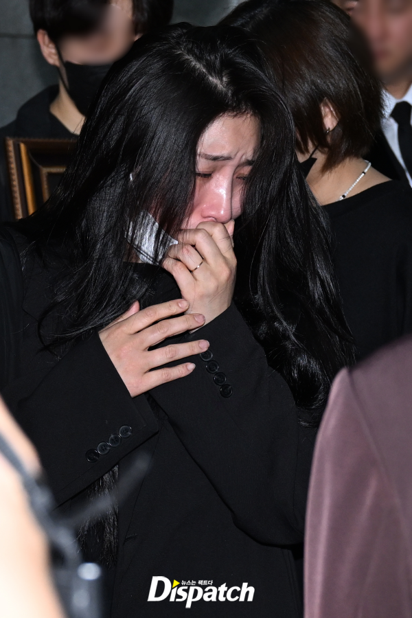 Lễ đưa tang Park Bo Ram: Mỹ nhân Kara gục khóc xót xa, nam ca sĩ Winner cùng dàn sao nghẹn ngào tiễn biệt - Ảnh 12.