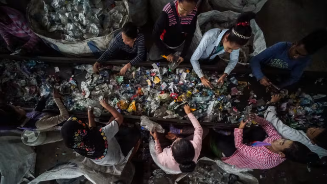 Ra biển tìm vàng nhưng chỉ thấy chất thải: Cơn bĩ cực của ĐNÁ khi trở thành bãi rác của thế giới, chỉ chiếm 9% dân số nhưng phải nhận về 17% tổng rác thải nhựa toàn cầu - Ảnh 9.