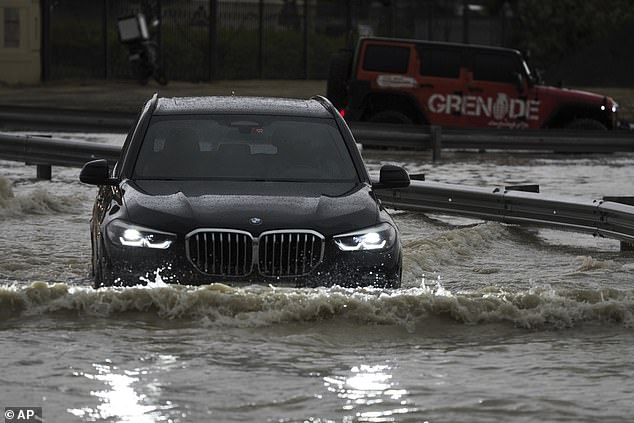 Dubai bỗng ngập lụt kinh hoàng: Siêu xe trôi nổi trên phố, máy bay lướt trên mặt nước tạo nên cảnh tượng chưa từng có - Ảnh 6.