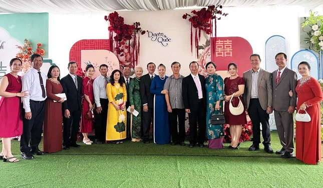 Chuyện lạ ở L&acirc;m Đồng: 3 chị em ruột cưới c&ugrave;ng 1 ng&agrave;y, tất cả c&ugrave;ng đến h&ocirc;n trường tiệc cưới - Ảnh 5.