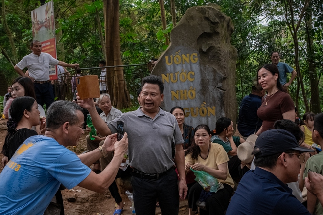 Dòng người đổ về Đền Hùng trước ngày Giỗ Tổ, đường lên đền Hạ không còn chỗ trống - Ảnh 7.