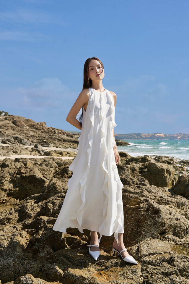 Ngại váy hai dây lộ vai thô, đây là 10 mẫu váy siêu tôn dáng dành cho các nàng 30+ diện đi biển hè này - Ảnh 1.