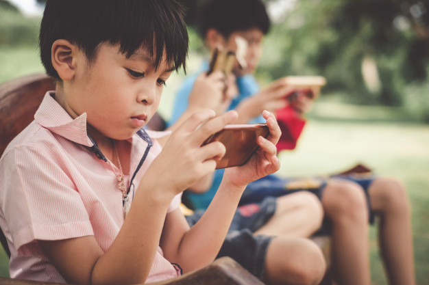 Trẻ em Việt được dùng điện thoại sớm 4 năm so với thế giới: Tỷ phú Bill Gates khẳng định đây mới là độ tuổi an toàn nhất để trẻ sử dụng smartphone - Ảnh 2.